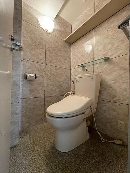 ホワイトのトイレは清潔感があって気持ちいいですね