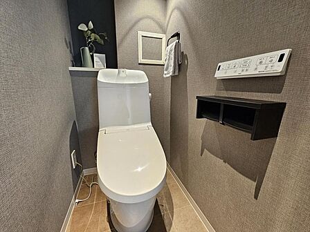使いやすいサイドパネル仕様の温水洗浄便座付トイレです!