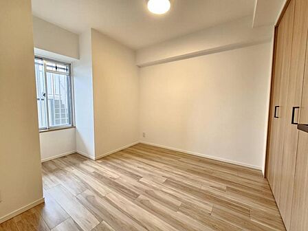 洋室4.8帖:ひとり部屋であれば広すぎないベッドと机を置くことができるお部屋!