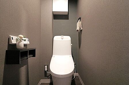 上部収納完備で嬉しいトイレ!