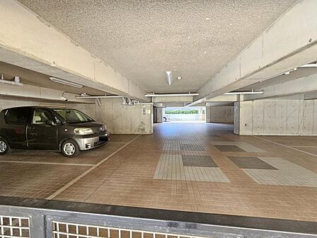 屋根付きなので大切なお車を雨から守れます☆