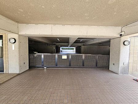 駐車場出入口!駐車場内に許可なき車が入り込むことのできないゲート付き!