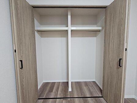 洋室5.4帖:充分な収納スペースを確保しました!