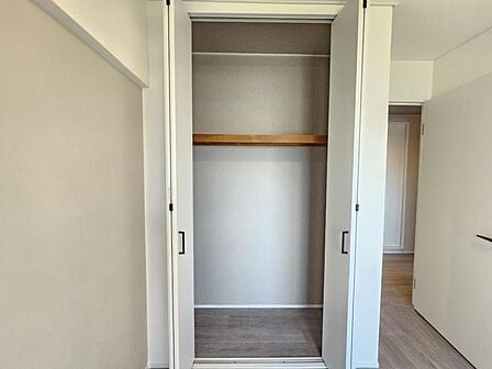 洋室5.2帖:長さのあるお洋服もらくらく収納できますね!