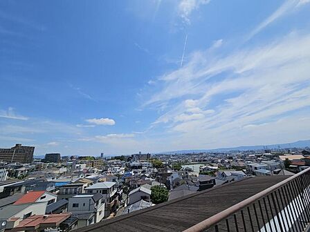 周りには高い建物がなく、空が広く感じられる立地!
