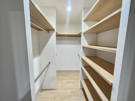 普段使わない荷物もスッキリ片付くウォークインクローゼット