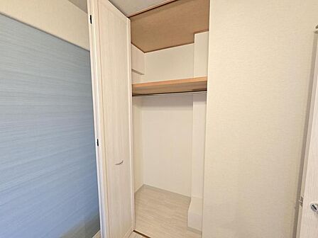 洋室6帖：長さのあるお洋服もらくらく収納できますね！