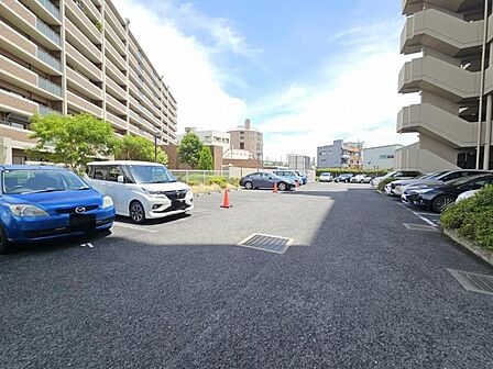 ゆったりとした敷地内駐車場で駐車もらくらく！