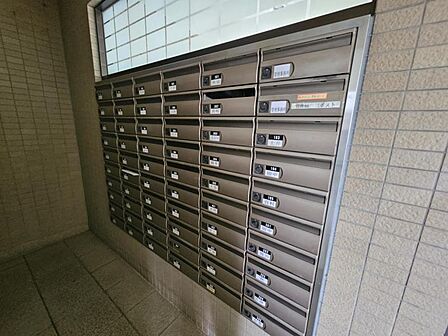 集合ポストで郵便物の出し入れも楽です。鍵付きで安心ですね！