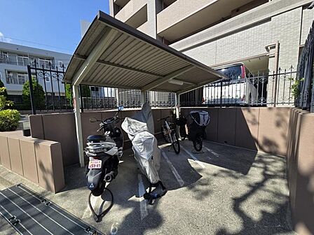 バイク置き場も完備☆