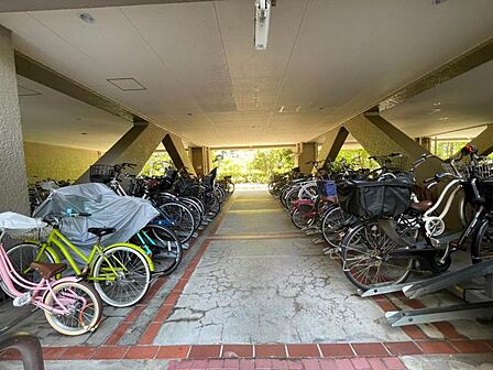 屋根付きの駐輪場で自転車が雨に濡れず安心!