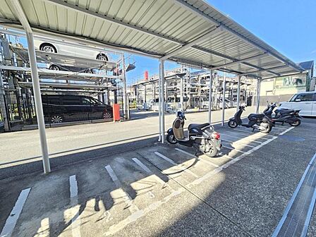 バイク置場もあるので大切なバイクをゆとりを持ってとめておけますね!