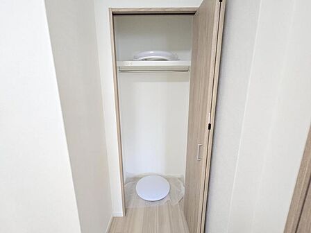 洋室4．8帖：クローゼットに大切なお洋服もたっぷり収納♪