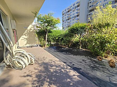 のバルコニー!イスを置いて読書やお茶をしたり、植物を育てたりも良いですね!