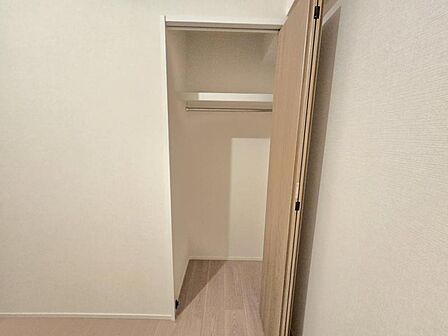 納戸5.5帖:長さのあるお洋服もらくらく収納できますね!