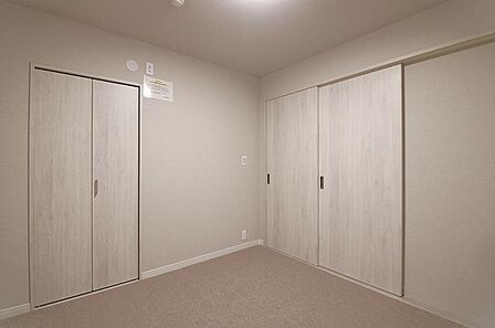 洋室5帖:扉を開放し、隣接するリビングとつなげたレイアウトも可能です!