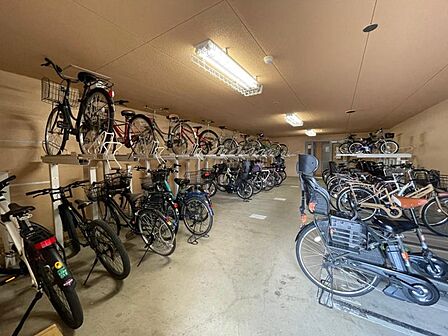 屋根付きの駐輪場で自転車が雨に濡れず安心!