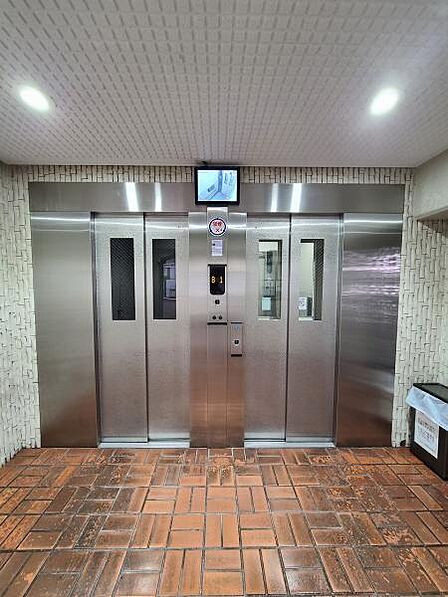 エレベーターは2基ありますので朝の忙しい時間帯もスムーズですよ。