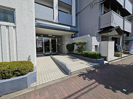 すっきりとしたエントランスが毎日お出迎えしてくれます。スロープ付きでとても安心ですね♪