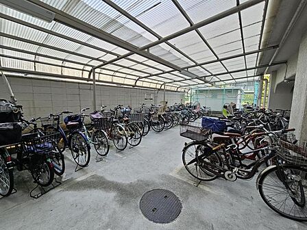 屋根付きの駐輪場で自転車が雨に濡れず安心！