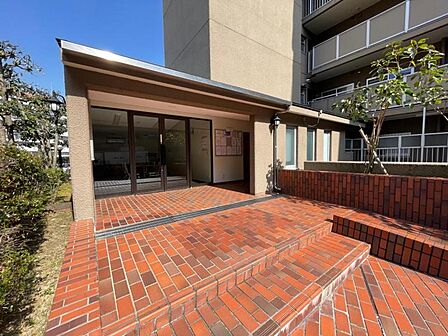 エントランスはいつもきれいに管理されています!スロープ付きで便利です♪