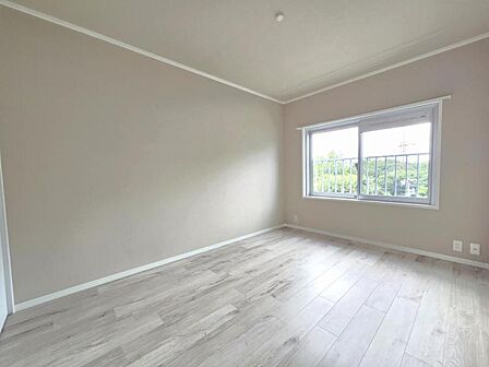 洋室6帖:窓が設置されており、明るく、風通しの良いお部屋です。