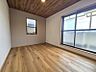 室内：洋室6帖：爽やかな風が通り、採光を存分に感じることのできるお部屋です♪