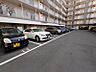 駐車場：広めの駐車場で車庫入れも楽々です♪