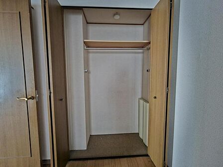 洋室5.5帖:収納力のあるクローゼットが備わっています。