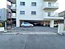 駐車場：駐車場出入口！ゆとりのある共用部が嬉しいですね！
