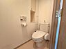 トイレ：ホワイトのトイレは清潔感があって気持ちいいですね