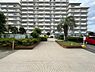 その他：存在感のある建物と植栽豊かなアプローチが魅力。日々の生活を豊かに彩る住まいです。