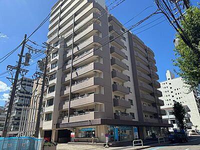 外観：スタイリッシュな外観のマンション。周辺には商業施設もあり、生活の利便性が期待できます。都市での快適な暮らしをサポートする住まいです。
