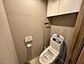 トイレ：落ち着いた壁紙と収納で、機能性とデザイン性を兼ね備えたトイレ空間です。快適な毎日をサポートします。