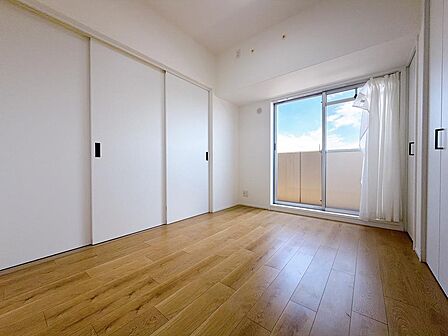 5.2帖洋室。お子様の遊び場や、客間など多目的に活用できますね(^^♪