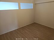 納戸6帖　うち部屋ですが明り取り窓が明るいです。