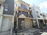 外観：シャッター付きガレージが魅力の一戸建て。住まいの顔となる玄関まわりは、丁寧な印象です。