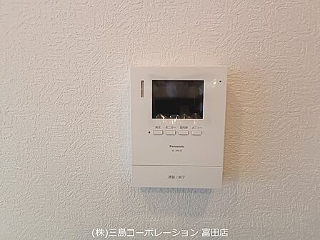 訪問者を映像で確認できるモニター付きインターホンは、防犯面で安心感をもたらします。来客対応もスムーズに行えます。