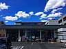 周辺：DAISO コーヨー松が丘店（596m）