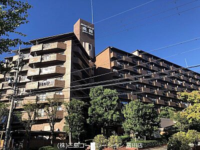 外観:青空に映える重厚な外観が印象的なマンション。豊かな緑に囲まれた落ち着きのある住環境が魅力です。 外観:青空に映える重厚な外観が印象的なマンション。豊かな緑に囲まれた落ち着きのある住環境が魅力です。