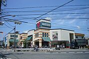 マルヤス 登美の里店（349m）