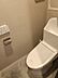 トイレ：温水洗浄便座付きのトイレは、日々の快適さをサポートします。落ち着いた色合いの壁紙と床材が、穏やかな空間を演出。清潔感のある空間で、心地よいひとときをお過ごしください。