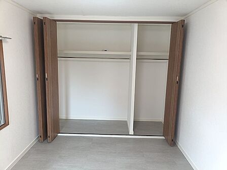 お洋服をすっきり収納できるクローゼット。折戸タイプで開口部が広く、物の出し入れがスムーズです。ハンガーパイプと棚を備え、多様な収納が可能です。