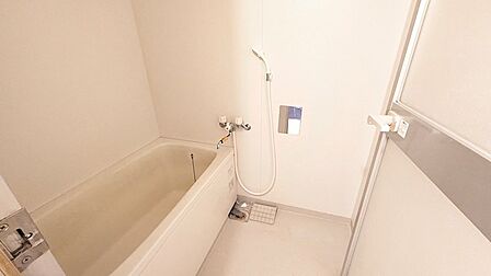 清潔感のあるバスルームは、日々の疲れを癒すのに適した空間です。ゆっくりと湯船に浸かり、リラックスタイムをお過ごしください。