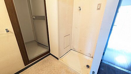 洗濯パンと給水栓を完備。洗面スペースを設けており、家事動線にも配慮した間取りです。