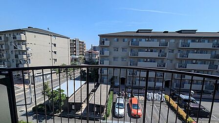 青空が広がる開放感のある眺望。周囲の街並みを一望でき、日当たりも良好です。