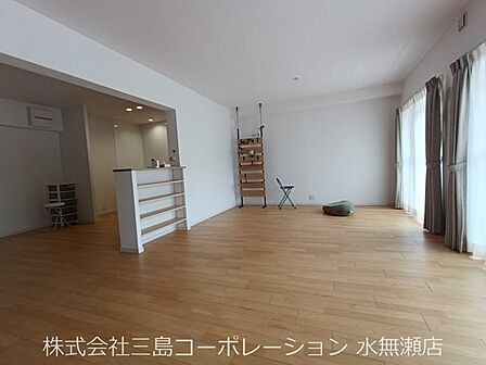 LDK20帖 南向きの明るいリビング空間です。