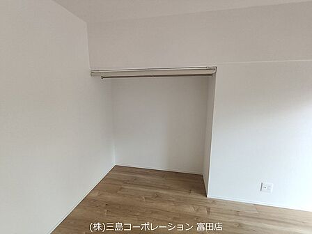 衣類をたっぷり収納できるクローゼット。ハンガーポール付きで整理整頓もスムーズです。