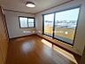 その他：2面採光の明るい洋室8帖。在宅ワークや趣味の空間として重宝する3.5帖の専用書斎を完備