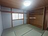 その他：落ち着いた木目天井が心地よい和空間。開口部の広い大型収納で室内を広々と保てます